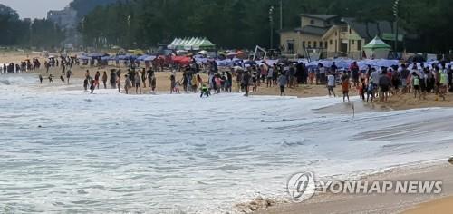 전국 해수욕장·물놀이장에 막바지 피서객 '북적'