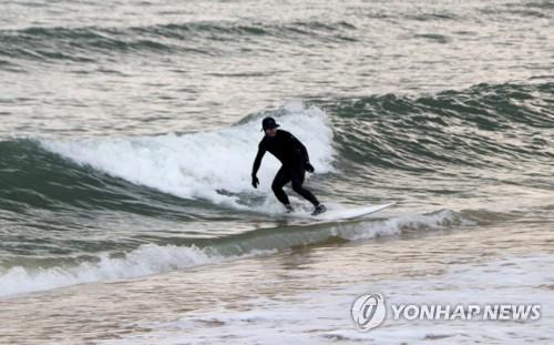 전국 해수욕장·물놀이장에 막바지 피서객 '북적'