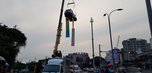 제주 건설노동자 승용차 매단채 고공시위 "크레인전도 보상요구"