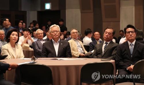 보수진영, 총선 앞두고 대통합 '군불'…각론엔 '동상이몽'