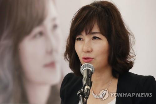 공지영 "조국 지지…촛불 의미 포함된 이겨야 하는 싸움"