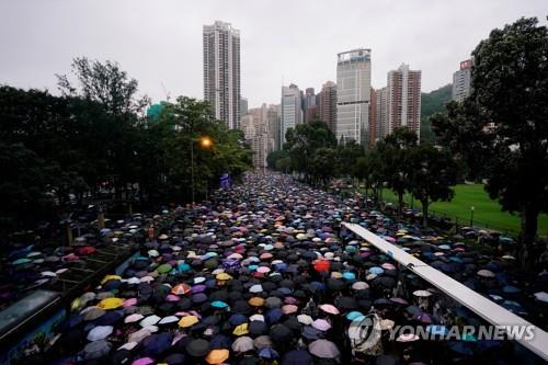 "나 중국 요원 아닌데…" 트위터, 英대학생 계정 차단 논란