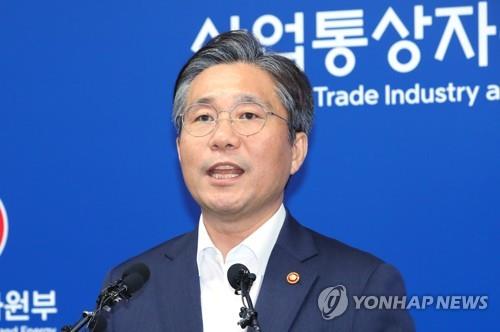 성윤모 "日 대화 의지 진정성에 의문"…SNS서 日주장 공박