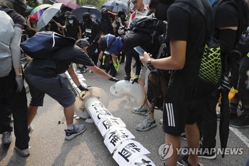 열흘만에 깨진 평화시위…홍콩서 시위대·경찰 충돌