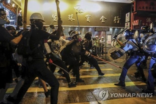 홍콩 시위 또다시 극렬 충돌…물대포 등장에 실탄 발사까지