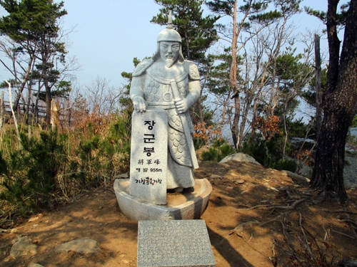 거창 장군봉 표지석 파손된 채 3개월 만에 발견