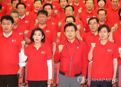 한국당 연찬회 결의문 채택…"내년 총선에서 필승"