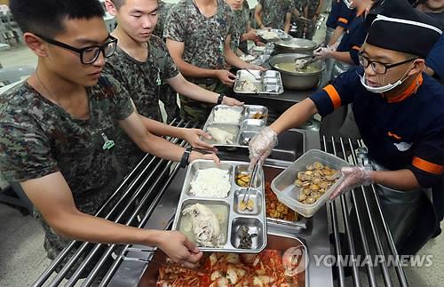 [2020예산] 軍, 월 1회 '삼겹살데이'…식단에 전복삼계탕 늘려(종합)