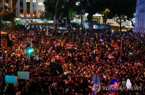 홍콩서 '경찰 시위여성 알몸수색' 규탄 집회 열려