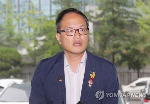 "조국에게 당당히 조사받으라는 한국당, 수사받는 모습 보여라"