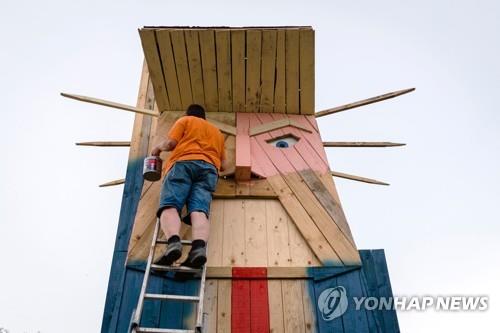 멜라니아 고향 슬로베니아에 트럼프 조각상…현지서 '논란'