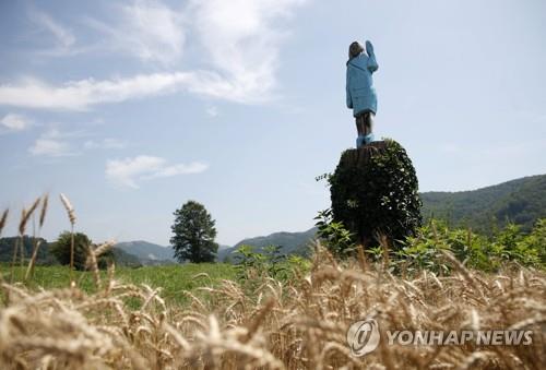 멜라니아 고향 슬로베니아에 트럼프 조각상…현지서 '논란'