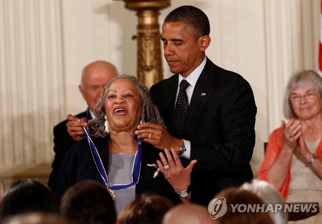 `흑인여성 첫 노벨문학상` 토니 모리슨 별세…그녀는 누구?