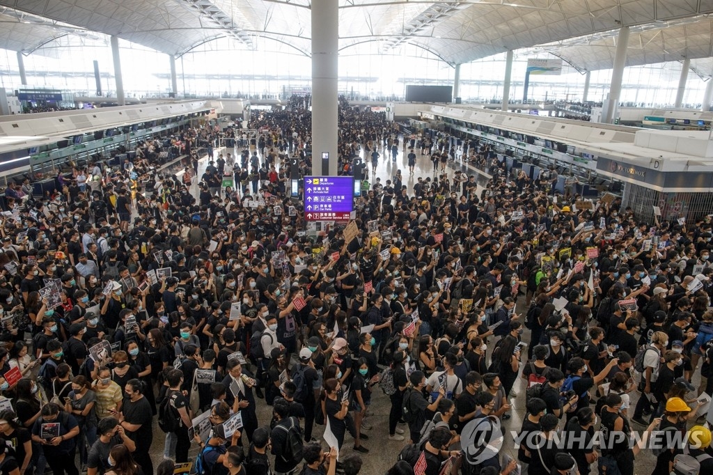 홍콩 시위대 공항 점령…홍콩~한국 항공편 오전까지 모두 결항