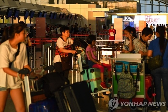 홍콩 공항 운영 재개했지만…中정부 무력개입 가능성