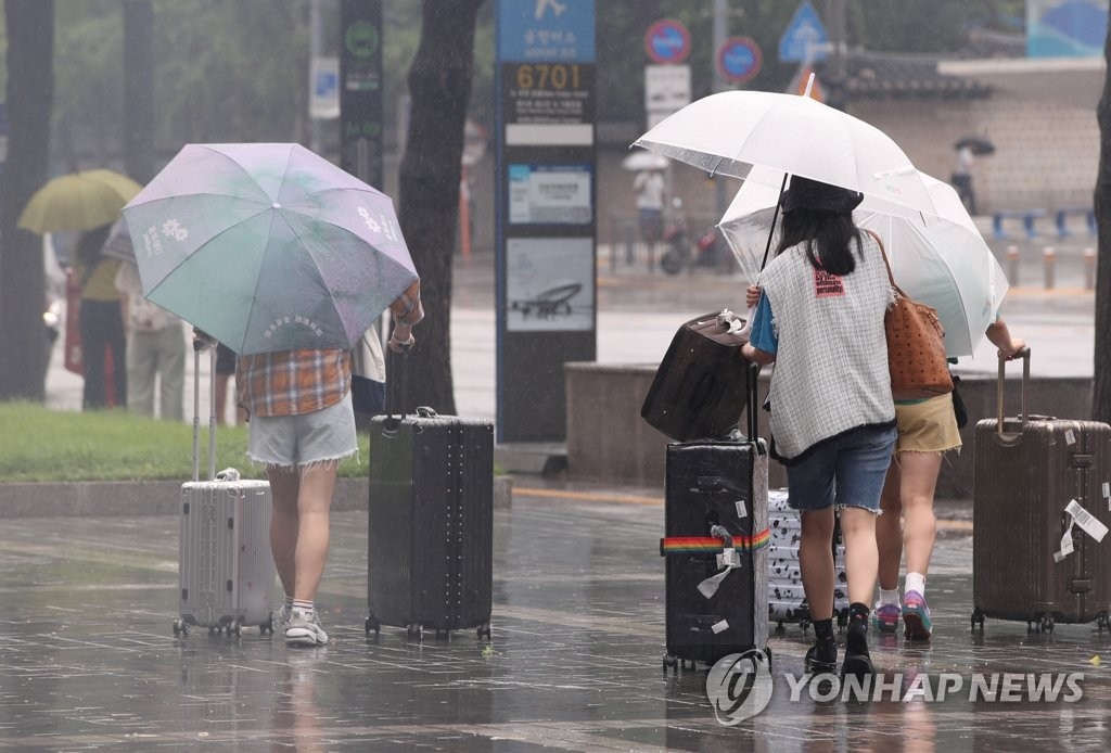 [날씨] 전국 흐리고 곳곳에 비…제10호 태풍 `크로사` 영향