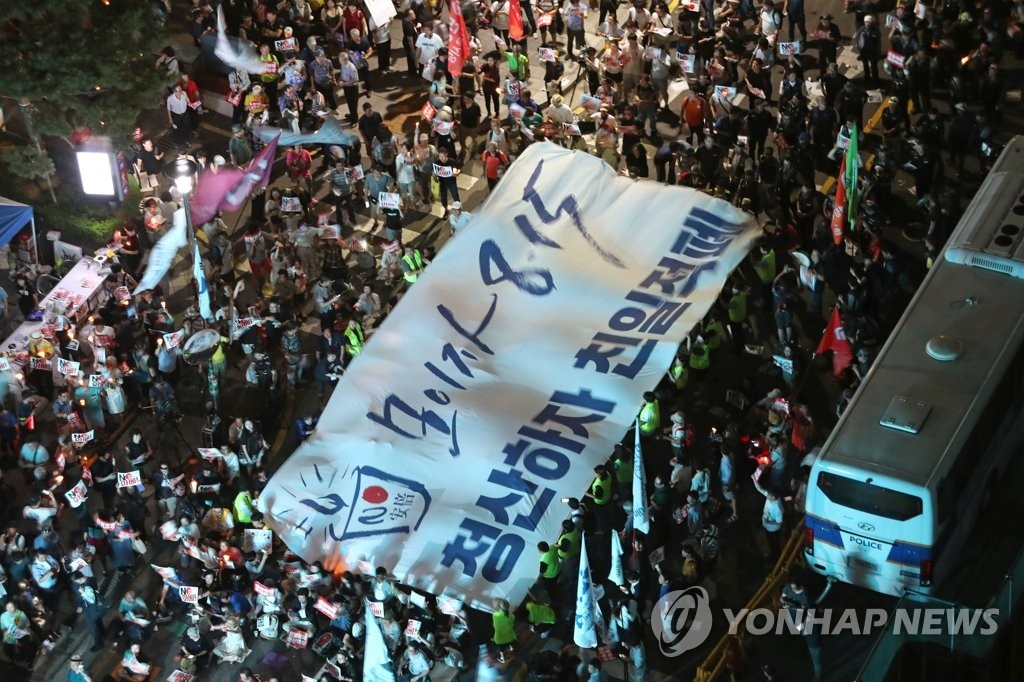 74주년 광복절, `NO 아베` 물결 계속된다…광화문서 10만명 촛불문화제