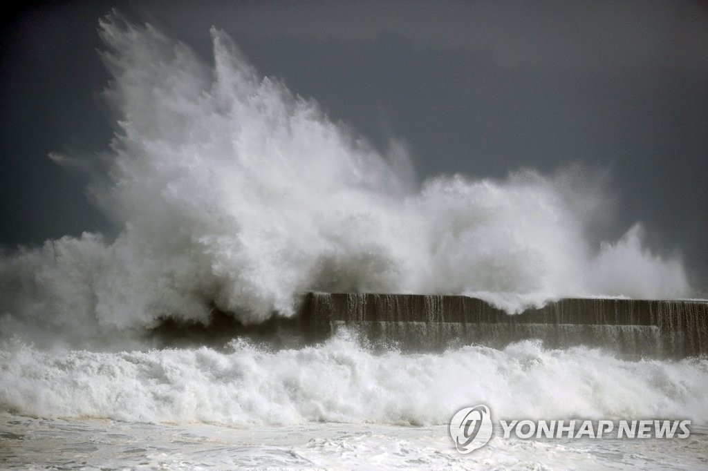 태풍 `크로사` 일본 상륙 임박…46만명에 피난 권고