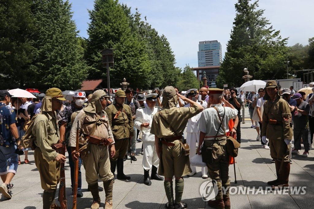 日 아베, 야스쿠니 신사에 또 공물…집권 후 `7년 연속`