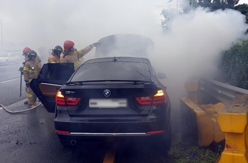 BMW 화재, 김해 도로 지나던 차량 엔진룸서 `불`
