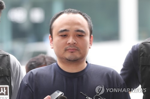 `몸통시신` 피의자 장대호 검찰로 송치…노출없이 차량 이동