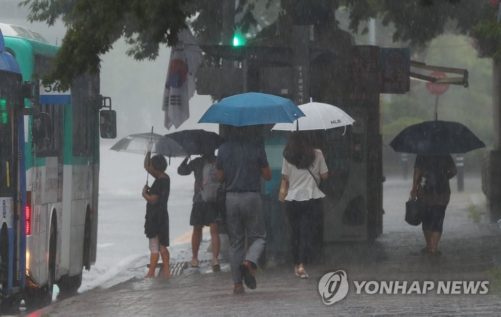 [날씨] 충청 이남 서쪽 호우특보…남부지방 돌풍에 천둥·번개