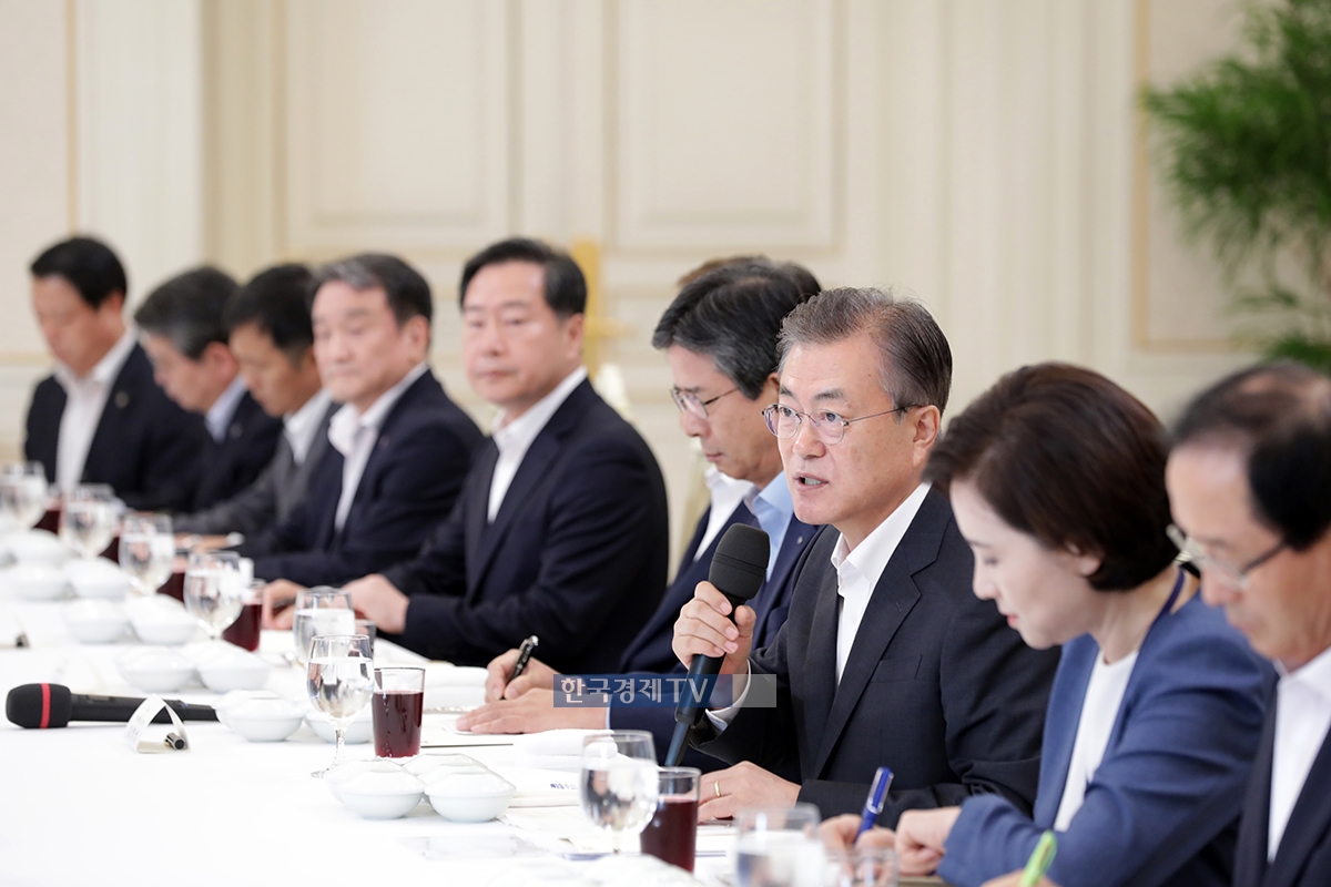 `조국 딸 장학금` 논란, 서울대 총장 `수혜 자격` 의심