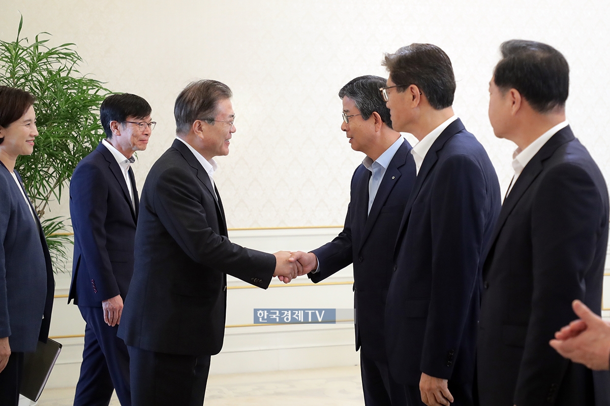 `조국 딸 장학금` 논란, 서울대 총장 `수혜 자격` 의심