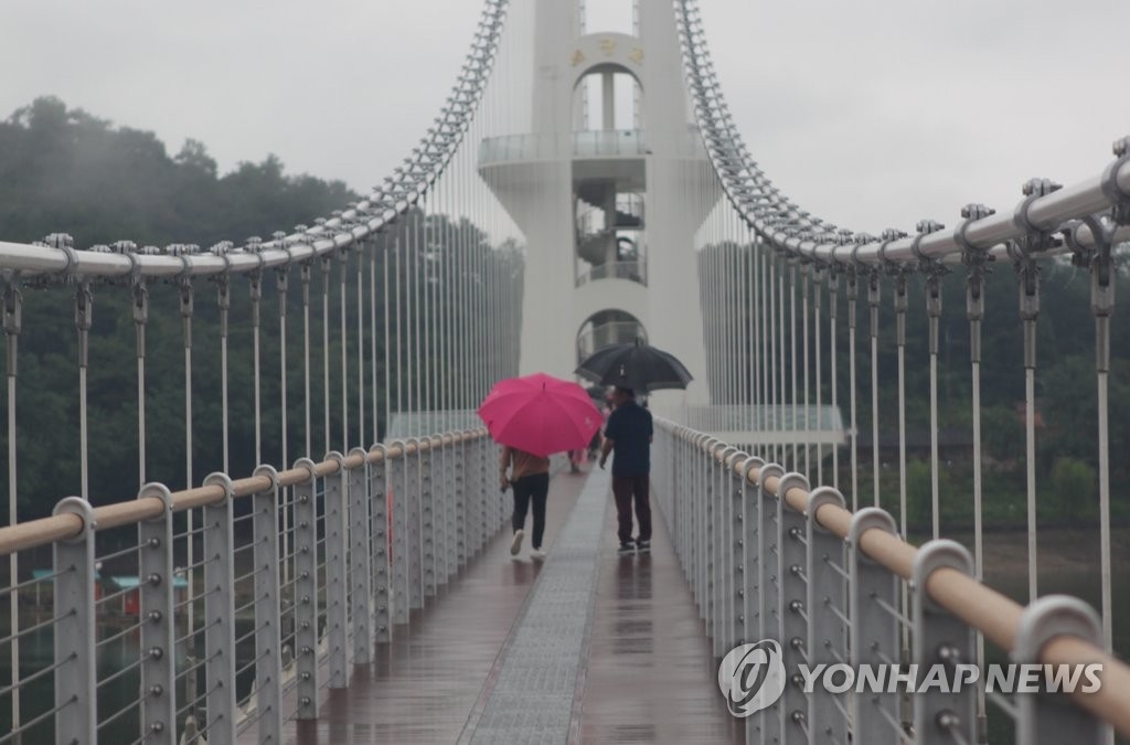 [날씨] 전국 구름 많고 일부지역 오전부터 비…낮 최고기온 30도