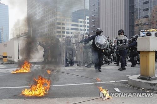 홍콩, 대규모 집회 앞두고 `충돌`…행정장관 "모두가 지쳤다"