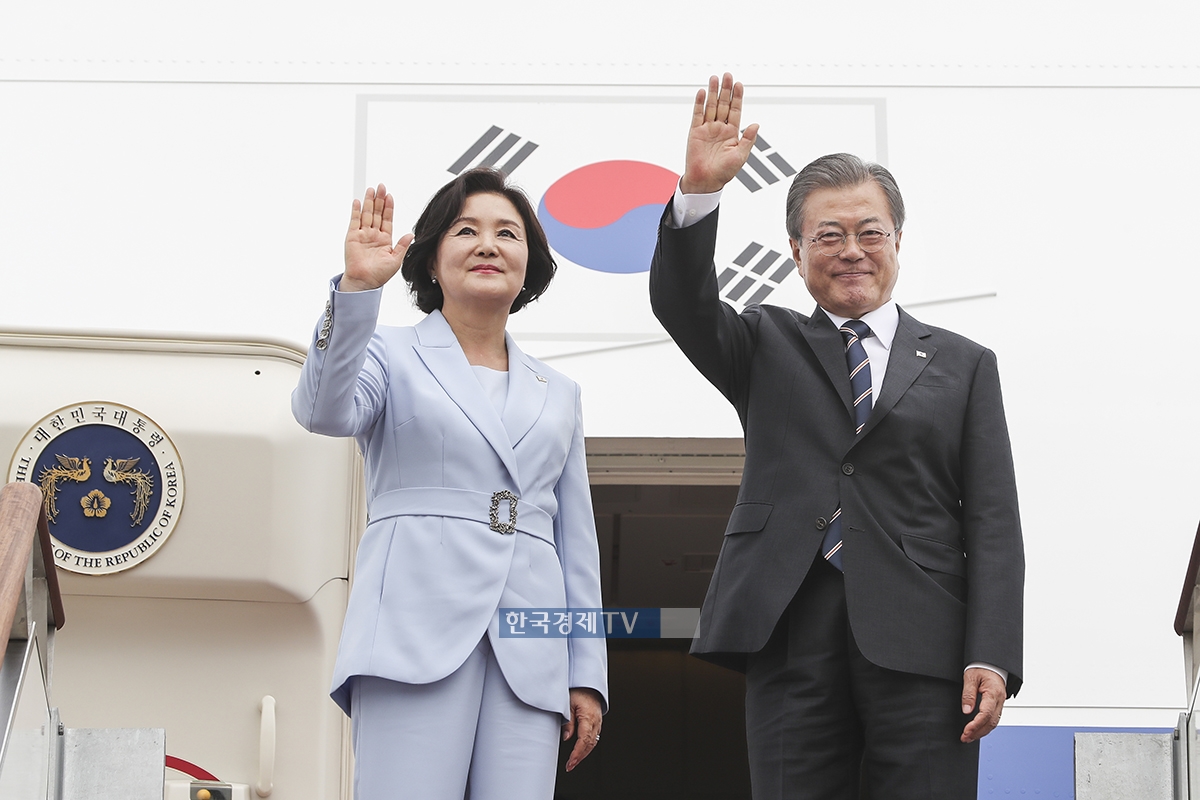 `조국·지소미아` 내우외환 속 해외순방 떠나는 文대통령