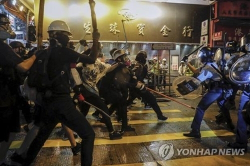 홍콩 시위 또다시 극렬 충돌…경찰 `실탄` 쐈다