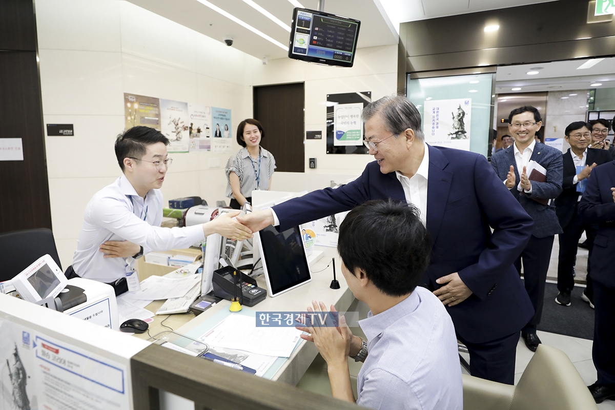 `극일 펀드` 가입한 文대통령 "소재·부품·장비 기업 응원"