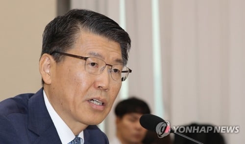 은성수 "조국 펀드, 운영개입시 불법…예단은 일러"