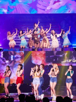 러블리즈 단독 콘서트 '올웨이즈 2',  사흘 내내 매진···러블리너스 &#39;열광&#39;