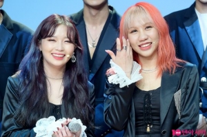 [TEN PHOTO]지걸즈 칼린과 반야 &#39;닮은 미소&#39;