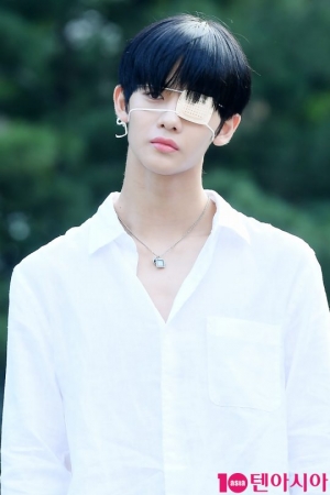 [TEN PHOTO] CIX 배진영 &#39;여심 녹이는 눈빛&#39;