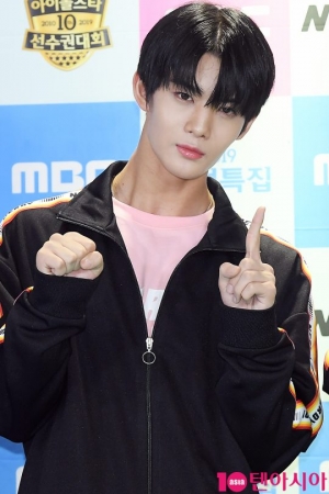 [TEN PHOTO] CIX 배진영 &#39;흐르는 섹시미&#39;