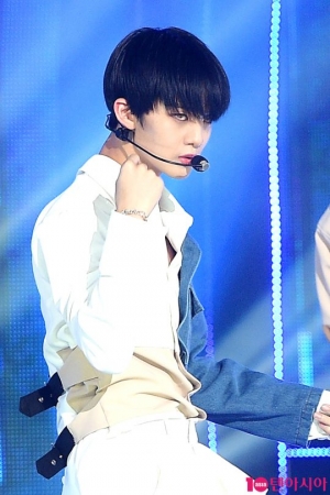 [TEN PHOTO]CIX 배진영 &#39;불타는 눈빛&#39;