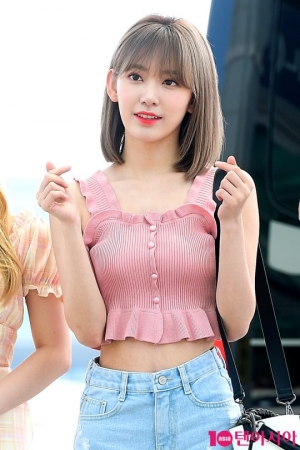 [TEN PHOTO]아이즈원 사쿠라 &#39;한 뼘 허리에 눈길&#39;