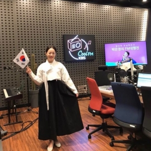 박은영 아나, 흰 저고리·까만 치마 입고 한 손엔 태극기 &#34;대한독립만세&#34;
