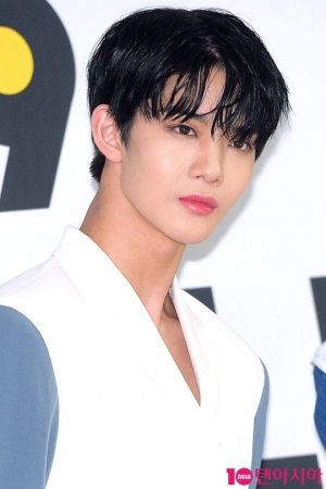 [TEN PHOTO]CIX 배진영 &#39;촉촉한 눈빛&#39;