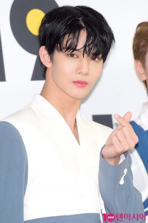 [TEN PHOTO]CIX 배진영 &#39;갖고싶은 하트&#39;