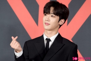 [TEN PHOTO]엑스원 김요한 &#39;센터에서 보낸 하트&#39;