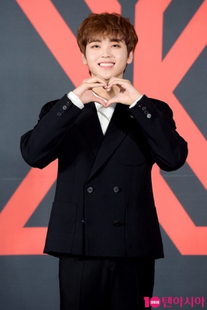 [TEN PHOTO]엑스원 송현준 &#39;사랑해요&#39;