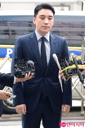 &#39;원정도박 혐의&#39; 승리, 12시간 조사 후 귀가…혐의 일부 인정