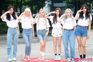 [TEN PHOTO]에버글로우 &#39;단체 티 맞춰 입었어요&#39;