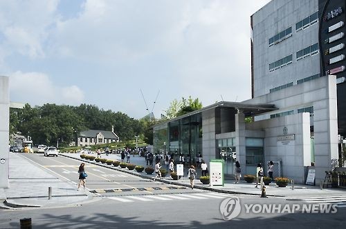 이화여대 '성희롱 발언' 전력자 교수 채용하려다 반발에 취소