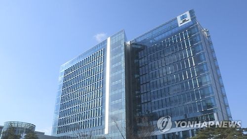 기자에 금품 건넨 김기문 중기중앙회장 비서실장 재판에