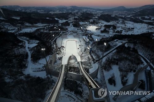 '스키점프대 그물 오르기'…평창군, 스포츠관광산업 육성